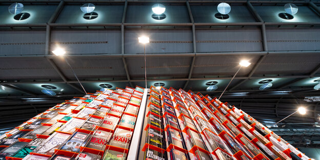 Ein Bücherregal auf der Frankfurter Buchmesse Ein Bücherregal auf der Frankfurter Buchmesse
