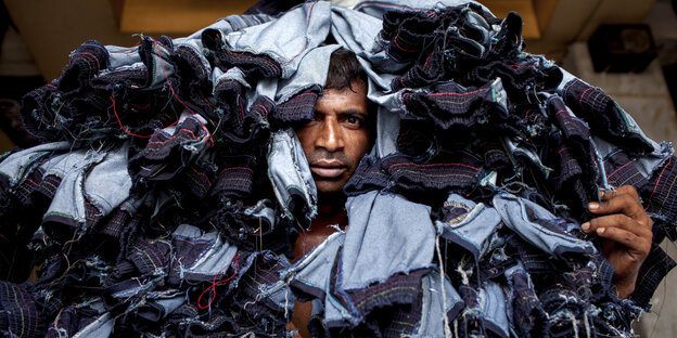 Arbeiter tragen in Bangladesch Jeans Hosen für den lokalen Markt Arbeiter tragen in Bangladesch Jeans Hosen für den lokalen Markt