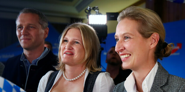 Die bayerische AfD-Spitzenkandidatin Katrin Ebner-Steiner und Fraktionschefin Alice Weidel lächeln freudig Die bayerische AfD-Spitzenkandidatin Katrin Ebner-Steiner und Fraktionschefin Alice Weidel lächeln freudig