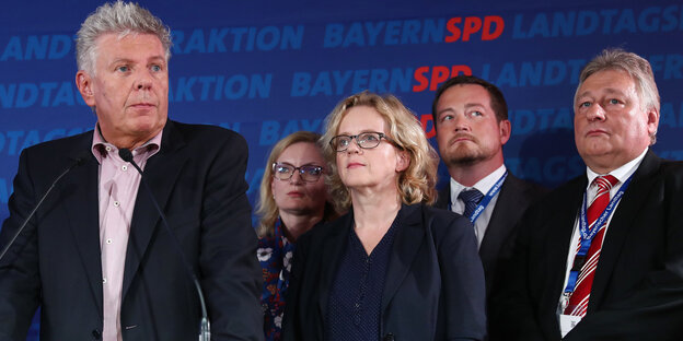 Fünf Personen auf einer Bühne. In der Mitte steht Natascha Kohnen Fünf Personen auf einer Bühne. In der Mitte steht Natascha Kohnen