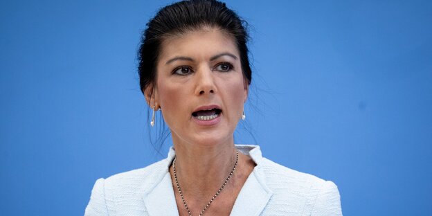 Sahra Wagenknecht, Vorsitzende der Bundestagsfraktion der Partei Die Linke stellt in der Bundespressekonferenz offiziell die Bewegung «Aufstehen» vor Sahra Wagenknecht, Vorsitzende der Bundestagsfraktion der Partei Die Linke stellt in der Bundespressekonferenz offiziell die Bewegung «Aufstehen» vor