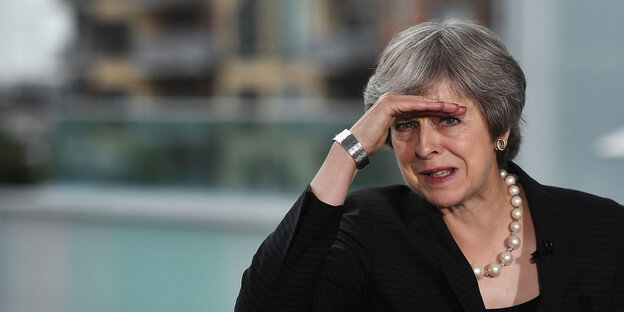 Theresa May schirmt die Augen ab Theresa May schirmt die Augen ab