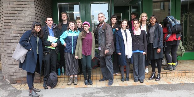 Menschen stehen, wie zum Gruppenfoto arrangiert, nebeneinander Menschen stehen, wie zum Gruppenfoto arrangiert, nebeneinander