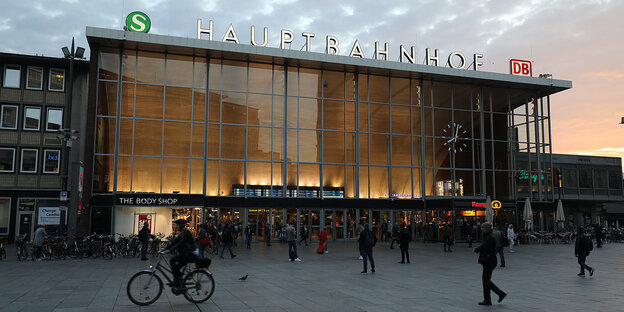 Der Kölner Hauptbahnhof in der Abenddämmerung Der Kölner Hauptbahnhof in der Abenddämmerung