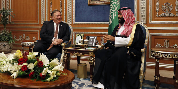 Mike Pompeo sitzt neben Mohammed bin Salman, im Hintergrund ist eine saudi-arabische Flagge zu sehen Mike Pompeo sitzt neben Mohammed bin Salman, im Hintergrund ist eine saudi-arabische Flagge zu sehen