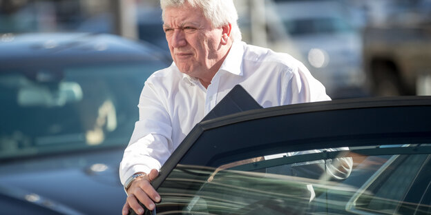 Volker Bouffier steigt aus einem Wagen Volker Bouffier steigt aus einem Wagen