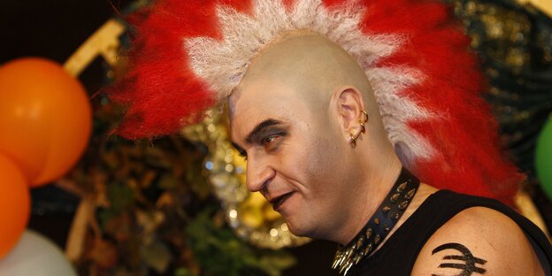 CSU-Politiker Markus Söder als Punk mit rotweißer Irokesenfrisur bei einer Fastnacht in Franken 2012 CSU-Politiker Markus Söder als Punk mit rotweißer Irokesenfrisur bei einer Fastnacht in Franken 2012
