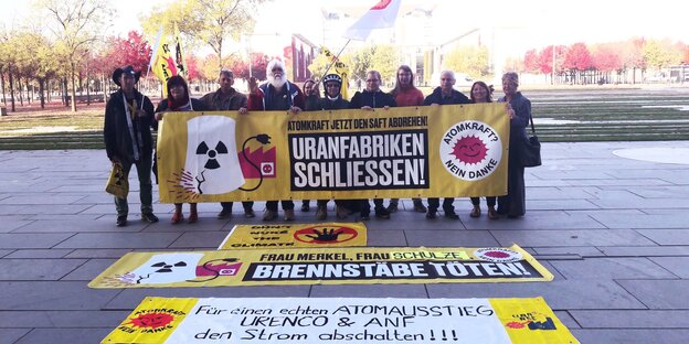 Eine Gruppe von AtomkraftgegnerInnen vor dem Bundestag, mit Fahnen und Bannern