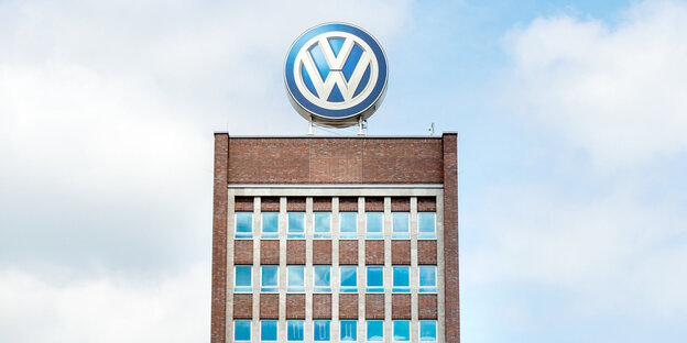 In Wolfsburg ist ein großes VW-Logo auf dem VW-Hochhaus In Wolfsburg ist ein großes VW-Logo auf dem VW-Hochhaus