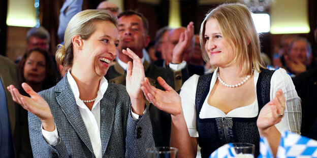 Alice Weidel und Katrin Ebner-Steiner lachen und klatschen Alice Weidel und Katrin Ebner-Steiner lachen und klatschen