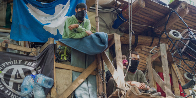 Aktivisten auf einem Baumhaus im Hambacher Forst Aktivisten auf einem Baumhaus im Hambacher Forst