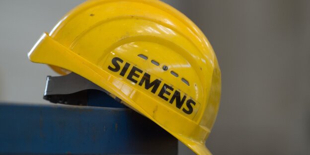 Ein Schutzhelm mit dem Aufdruck "Siemens" liegt in einer Montagehalle des Siemens-Turbinenwerks in Görlitz Ein Schutzhelm mit dem Aufdruck "Siemens" liegt in einer Montagehalle des Siemens-Turbinenwerks in Görlitz