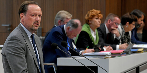 Im Landtag von Niedersachsen spricht Dirk Toepffer vor Abgeordneten Im Landtag von Niedersachsen spricht Dirk Toepffer vor Abgeordneten