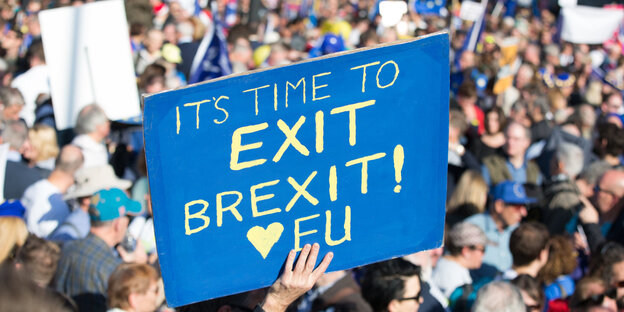 Eine demonstrierende Menge, auf einem Schild steht: It's time to exit brexit Eine demonstrierende Menge, auf einem Schild steht: It's time to exit brexit
