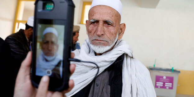 Ein Mann wird fotografiert Ein Mann wird fotografiert