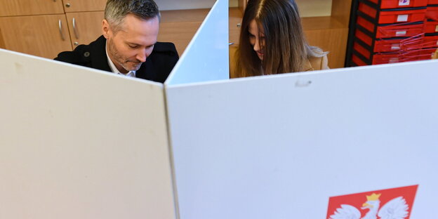 Menschen in einem Wahllokal in Wrschau Menschen in einem Wahllokal in Wrschau