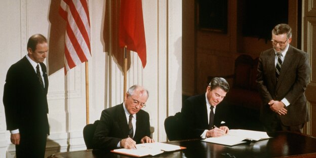 Ronald Reagan (rechts) und Michail Gorbatschow unterschreiben einen Vertrag Ronald Reagan (rechts) und Michail Gorbatschow unterschreiben einen Vertrag
