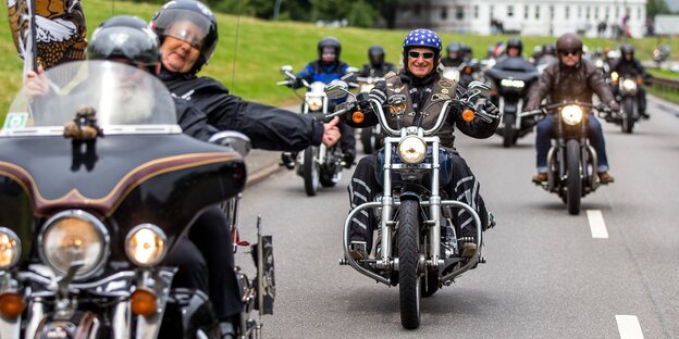 Motorradfahrer auf ihren Harleys Motorradfahrer auf ihren Harleys