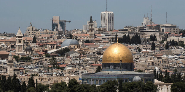 Eine Skyline von Jerusalem, im Vordergrund der Felsendom. Eine Skyline von Jerusalem, im Vordergrund der Felsendom.