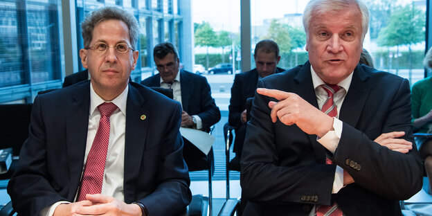Zwei Männer in Anzügen sitzen nebeneinander, links Hans-Georg Maaßen, rechts Horst Seehofer Zwei Männer in Anzügen sitzen nebeneinander, links Hans-Georg Maaßen, rechts Horst Seehofer
