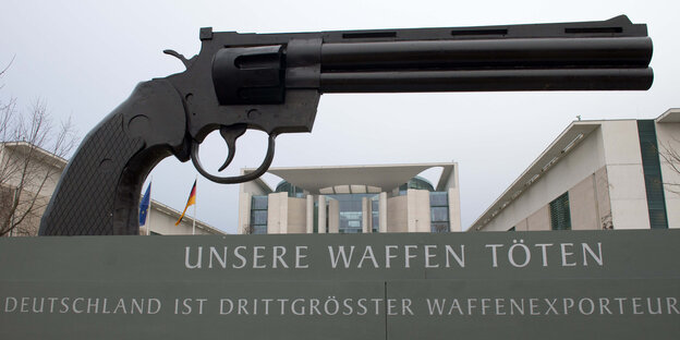 Ein große Revolverskulptur mit der Aufschrift: "Unsere Wafen Eine Protestaktion gegen Waffenexporte vor dem Kanzleramt. Ein große Revolverskulptur mit der Aufschrift: "Unsere Wafen Eine Protestaktion gegen Waffenexporte vor dem Kanzleramt.
