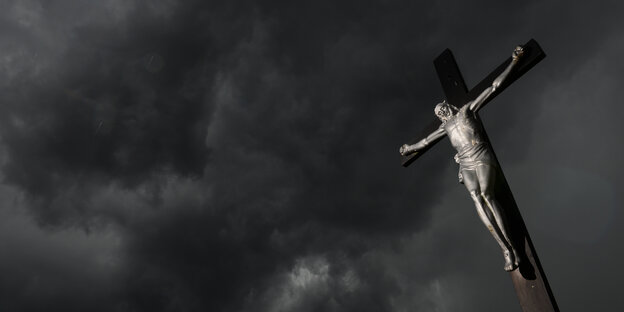 Kruzifix vor Gewitterwolken Kruzifix vor Gewitterwolken