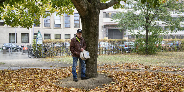 Der ehemalige Obdachlose Klaus Seilwinder steht vor einem Baum Der ehemalige Obdachlose Klaus Seilwinder steht vor einem Baum
