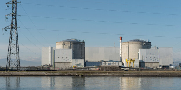 Das Atomkraftwerk in der Nähe der deutschen Grenze Das Atomkraftwerk in der Nähe der deutschen Grenze