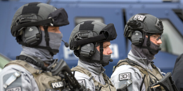 Schwer gepanzerte Polizisten (Archivbild) Schwer gepanzerte Polizisten (Archivbild)
