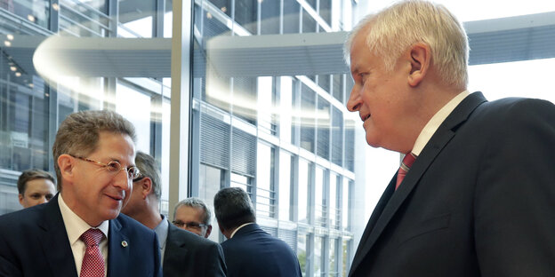 Seehofer ist im Begriff, Maaßen die Hand zu geben Seehofer ist im Begriff, Maaßen die Hand zu geben