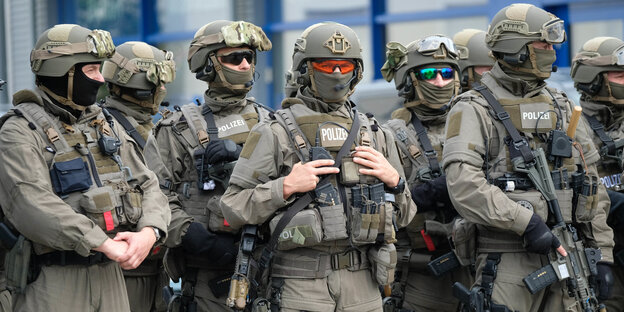 schwerbewaffnete Polizisten schwerbewaffnete Polizisten