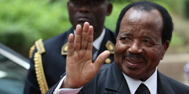 Kameruns Präsident Paul Biya winkt in die Kamera. Kameruns Präsident Paul Biya winkt in die Kamera.