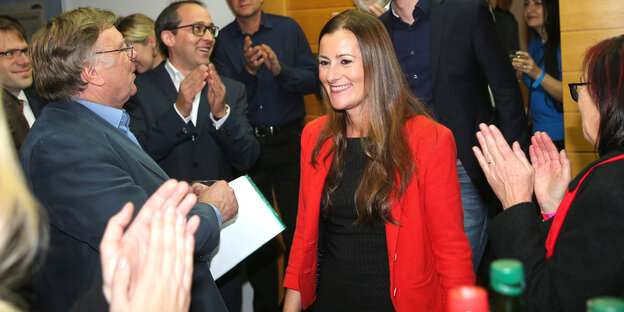 Janine Wissler und Jan Schalausken, Spitzenkandidaten der Linken werden mit Applaus bei der Wahlparty zur hessischen Landtagswahl der Partei die Linke empfangen Janine Wissler und Jan Schalausken, Spitzenkandidaten der Linken werden mit Applaus bei der Wahlparty zur hessischen Landtagswahl der Partei die Linke empfangen
