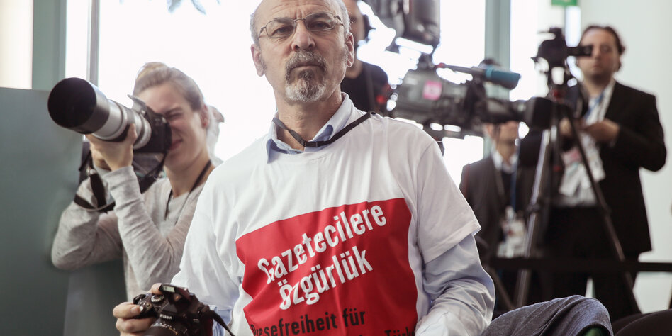 Adil Yigit bei einer Pressekonferenz in Berlin