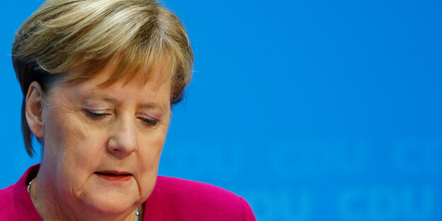Angela Merkel schaut nach unten Angela Merkel schaut nach unten