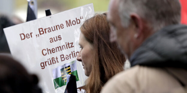 Demo-Transparent, auf dem steht: "Der braune Mob aus Chemnitz grüßt Berlin" Demo-Transparent, auf dem steht: "Der braune Mob aus Chemnitz grüßt Berlin"
