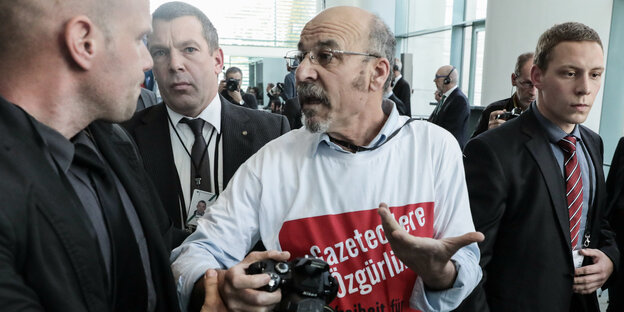 Adil Yigit wird im Bundeskanzleramt aus der gemeinsamen Pressekonferenz von Merkel und Erdogan geführt