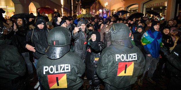 Menschen protestieren gegen eine AfD-Demonstration Menschen protestieren gegen eine AfD-Demonstration