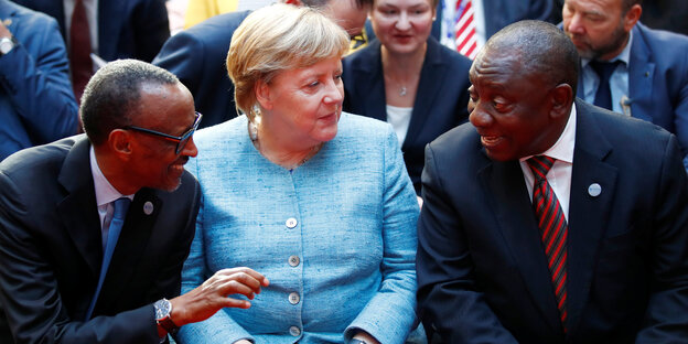 Kanzlerin Angela Merkel mit Ruandas Präsident Paul Kagame und Südafrikas Präsident Cyril Ramaphosa beim G20-Investitionsgipfel in Berlin Kanzlerin Angela Merkel mit Ruandas Präsident Paul Kagame und Südafrikas Präsident Cyril Ramaphosa beim G20-Investitionsgipfel in Berlin