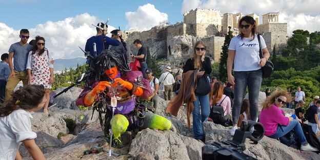 Der Berliner Künstler Johannes Paul Raether bei seiner Performance vor der Akropolis