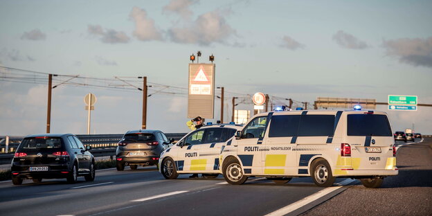 Polizei sperrt eine Straße Polizei sperrt eine Straße