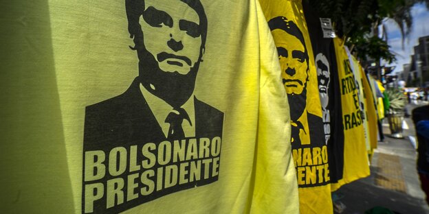 Jair Bolsonaro ist auf T-Shirts zu sehen, die auf einer Leine hängen Jair Bolsonaro ist auf T-Shirts zu sehen, die auf einer Leine hängen