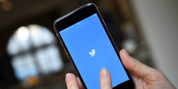 Ein Smartphone, auf dem Twitter geöffnet ist Ein Smartphone, auf dem Twitter geöffnet ist