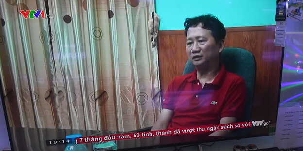 Der Entführte bei einem Interview im vietnamesischen Staatsfernsehen. Der Entführte bei einem Interview im vietnamesischen Staatsfernsehen.