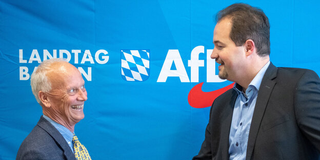 Zwei AfD-Politiker lachen gemeinsam Zwei AfD-Politiker lachen gemeinsam