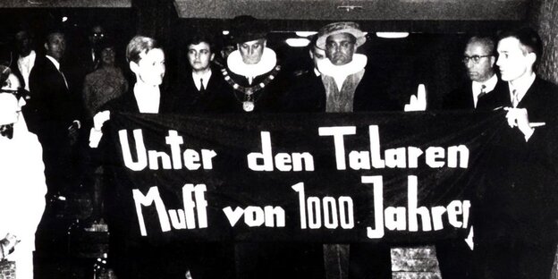 Schwarz-weiß-Aufnahme von Studenten mit "Unter den Talaren ..."-Transparent Schwarz-weiß-Aufnahme von Studenten mit "Unter den Talaren ..."-Transparent