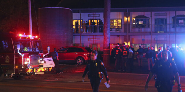 Polizei vor einem Haus in Tallahassee Polizei vor einem Haus in Tallahassee