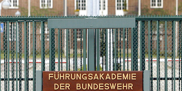 Eingang zur Führungsakademie der Bundeswehr Eingang zur Führungsakademie der Bundeswehr