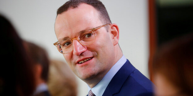 Ein Mann mit Brille lächelt Ein Mann mit Brille lächelt