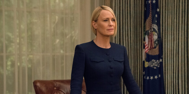 Roby Wright-Penn als Claire Underwood im Oval Office Roby Wright-Penn als Claire Underwood im Oval Office